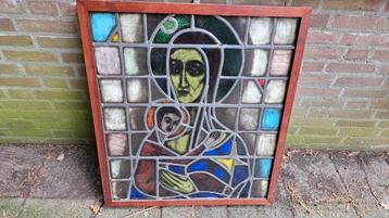 Authentiek en antiek glas-in-loodraam met Maria afbeelding. beschikbaar voor biedingen