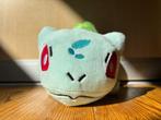 Bulbasaur Knuffel uit het Pokecenter 20cm, Hobby en Vrije tijd, Verzamelkaartspellen | Pokémon, Ophalen of Verzenden, Nieuw, Losse kaart