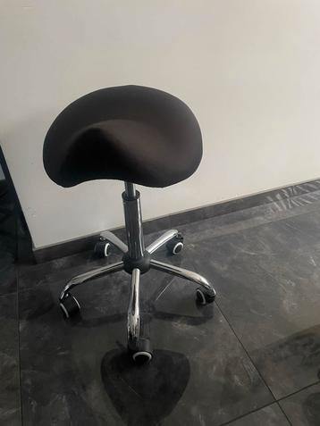 Zwarte Bureaukruk met Wielen beschikbaar voor biedingen