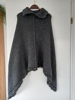 2 stuks poncho / cape gebreid, Kleding | Dames, Ophalen of Verzenden, Zo goed als nieuw, Maat 46/48 (XL) of groter, Grijs