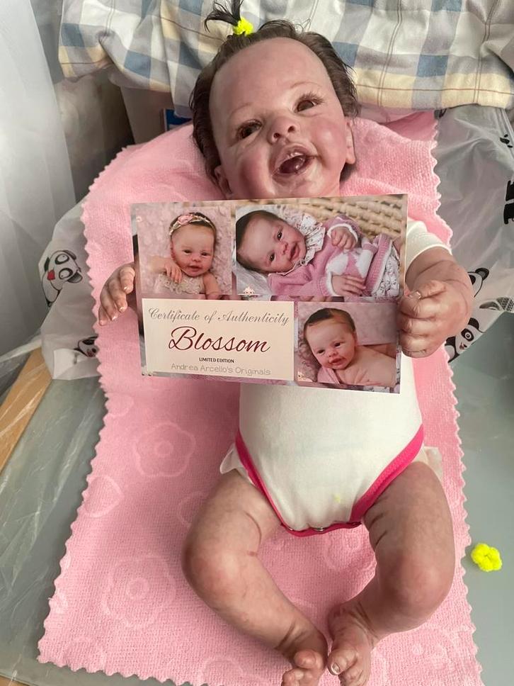 Handgemaakte kleine Reborn baby met  geroote haartjes!, Verzamelen, Poppen, Nieuw, Babypop, Levensecht of Reborn, Ophalen of Verzenden
