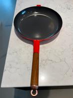 Le Creuset La Mama koekenpan 29 cm kersenrood, Huis en Inrichting, Gietijzer, Ophalen of Verzenden, Zo goed als nieuw, Keramische plaat