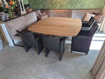 Eiken houten tafel 180 bij 180 cm beschikbaar voor biedingen
