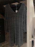 Nieuwe glimmer jurk met pofmouw one size, Kleding | Dames, Jurken, Ophalen of Verzenden, Zo goed als nieuw, Maat 42/44 (L), Onder de knie