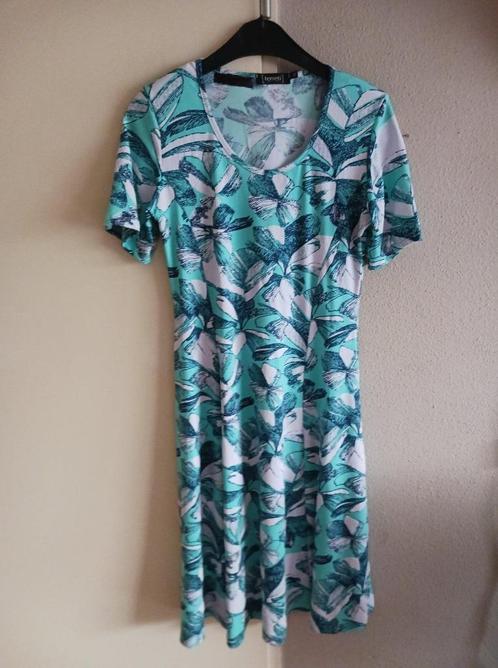 NIEUW mooie rekbare jurk in groentinten, Kleding | Dames, Jurken, Nieuw, Maat 38/40 (M), Groen, Knielengte, Ophalen of Verzenden