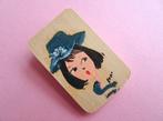 jwg Vintage 60s portret Vecola dame hoed broche hout blauw, Verzenden, Overige materialen, Broche