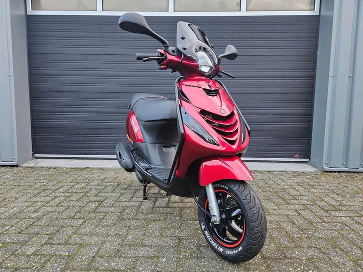 PIAGGIO ZIP 4T E4 BROM BJ 06-2020 CANDY RED 4586KM + OPTIES!, Fietsen en Brommers, Brommers | Tuning en Styling, Zo goed als nieuw