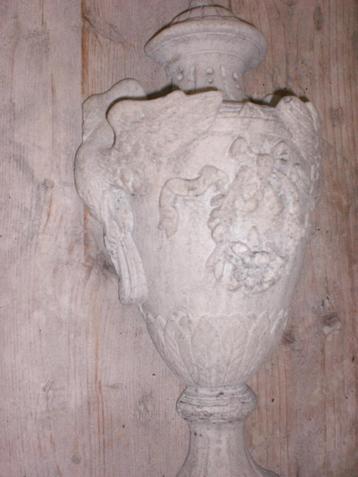 Houtenwanddecoratie Betonnen Vaas beschikbaar voor biedingen