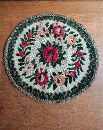 Vintage Geborduurd rond kleedje group muylle belgium beschikbaar voor biedingen