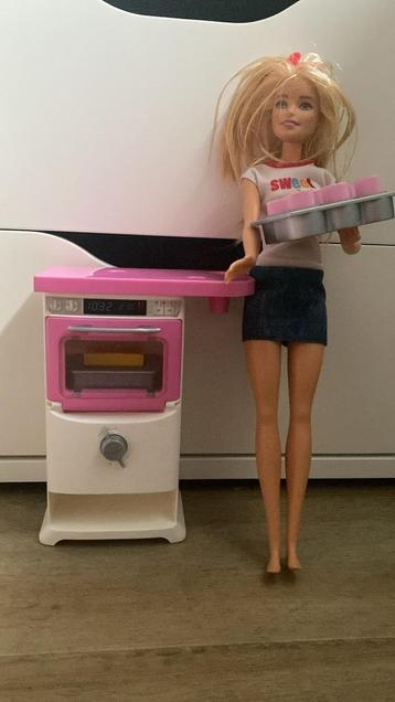 Leuke barbie set scooter en bakkertje beschikbaar voor biedingen