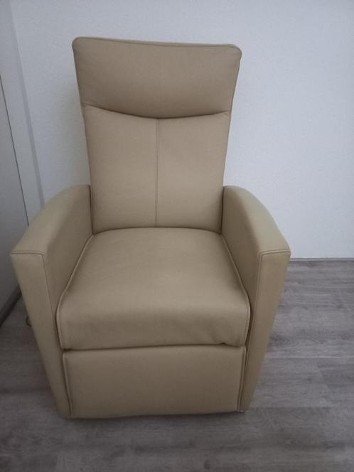 relax en sta-op stoel (elektrisch), Huis en Inrichting, Fauteuils, Zo goed als nieuw, Leer, Metaal, 50 tot 75 cm, 75 tot 100 cm