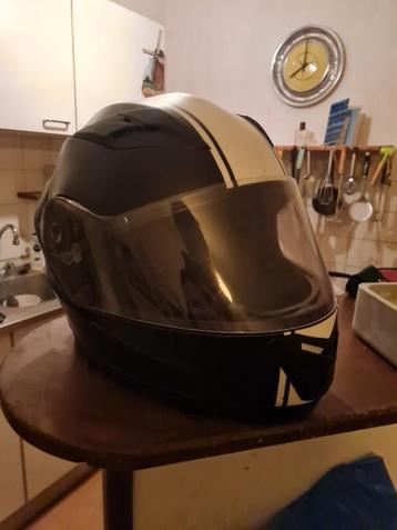 Motorhelm beschikbaar voor biedingen
