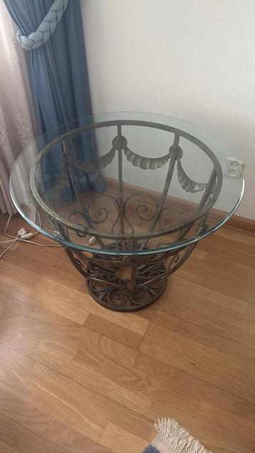 Glazen Bijzettafel met Metalen Onderstel beschikbaar voor biedingen
