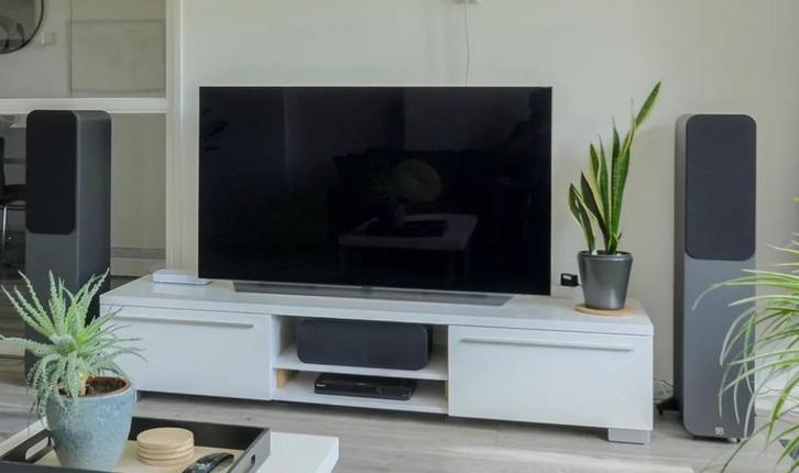 Aakirkeby tv-meubel (Jysk, hoogglans wit, 180 cm), Huis en Inrichting, Kasten | Televisiemeubels, Gebruikt, Minder dan 100 cm