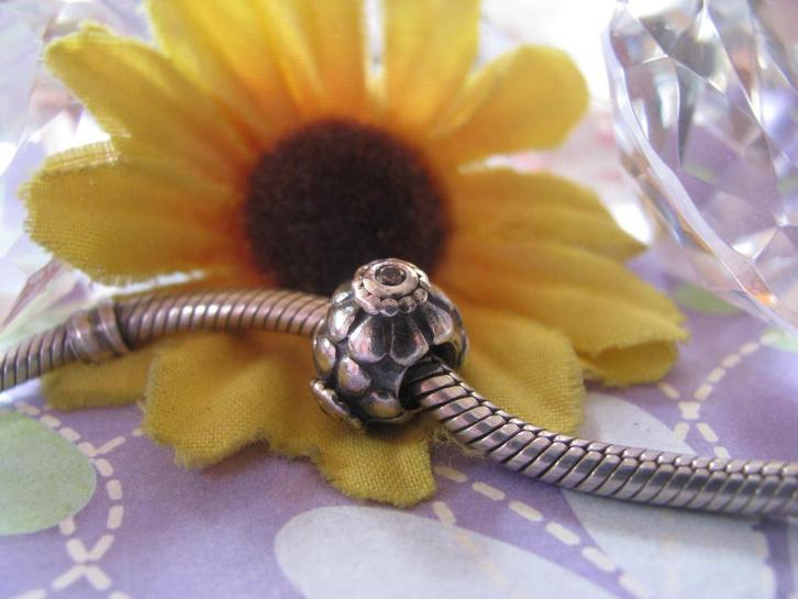 Pandora BLOEM bedel P337 =  🌻 sunflower + zirks DONKER, Sieraden, Tassen en Uiterlijk, Bedels, Zo goed als nieuw, Pandora, Zilver