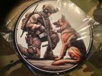 Bord van de Sniper met zijn Hond, Verzamelen, Ophalen of Verzenden, Landmacht, Nederland, Embleem of Badge