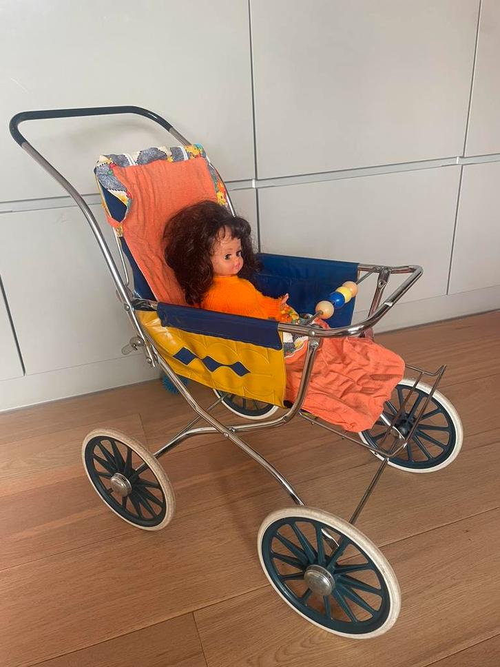 Vintage kinderwagen met pop, Kinderen en Baby's, Speelgoed | Poppen, Zo goed als nieuw, Babypop, Ophalen