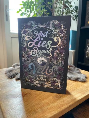 Bookish Box - What Lies Beyond the Veil beschikbaar voor biedingen