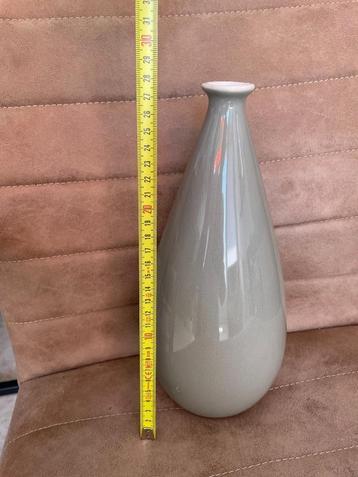 Jaliang vaas grijs-groen ongeveer 28 cm hoog beschikbaar voor biedingen