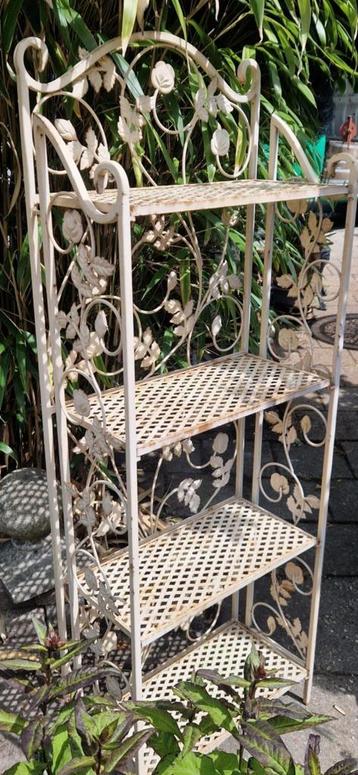 Sierlijke smeedijzeren tuin etagère met 4 plateaus(brocante) beschikbaar voor biedingen