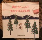 Prentenboek Anton en het kerstcadeau - Ole Könnecke, Ophalen of Verzenden, Zo goed als nieuw, Sprookjes