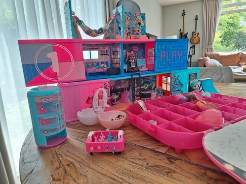 LOL speelhuis met poppetjes en heel veel leuke accessoires!, Kinderen en Baby's, Speelgoed | Poppenhuizen, Gebruikt, Ophalen of Verzenden