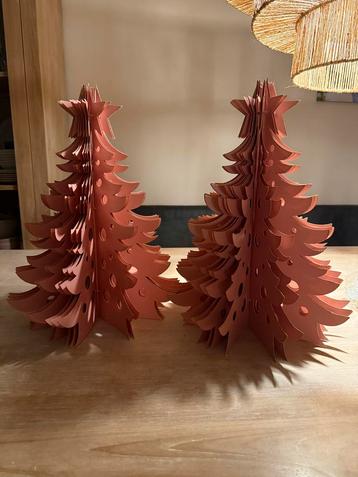 Roze kartonnen kerstbomen beschikbaar voor biedingen