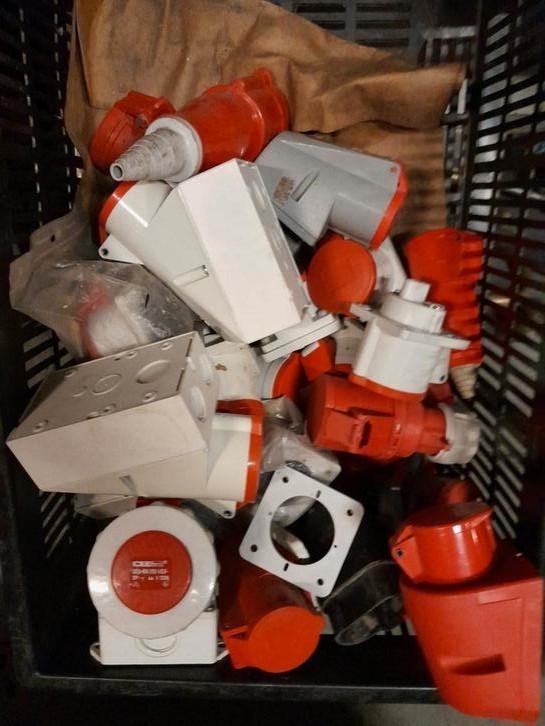 Mennekes 32A 5-polig CEE wandcontactdoos krachtstroom, Doe-het-zelf en Verbouw, Elektra en Kabels, Zo goed als nieuw, Ophalen of Verzenden