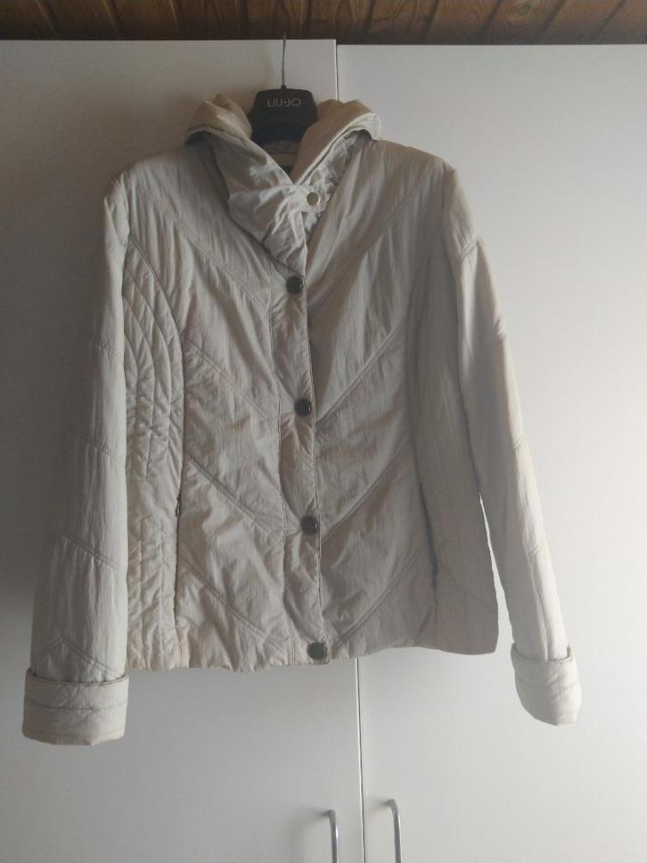 Te koop aangeboden: Dames Winterjas beige, Kleding | Dames, Jassen | Winter, Zo goed als nieuw, Maat 38/40 (M), Beige, Ophalen of Verzenden