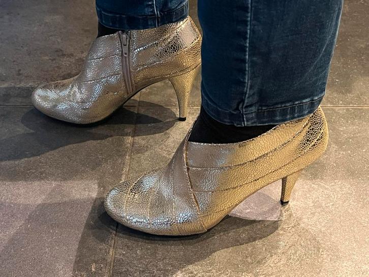 United Nude Gouden Schoenen - Zo Goed Als Nieuw!, Kleding | Dames, Schoenen, Zo goed als nieuw, Schoenen met lage hakken, Geel