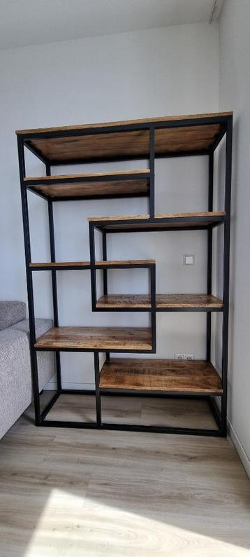 Wandkast / stellingkast beschikbaar voor biedingen
