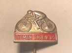Metalen TIEMEN GROEN WIELRENNER Speld (Rood/Metaalkleur)., Verzamelen, Verzenden, Gebruikt, Sport, Speldje of Pin