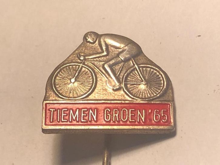 Metalen TIEMEN GROEN WIELRENNER Speld (Rood/Metaalkleur)., Verzamelen, Speldjes, Pins en Buttons, Gebruikt, Speldje of Pin, Sport