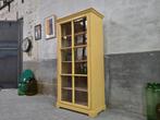 Vintage Houten Vitrinekast Geel | Half Hoge Vitrine Kast 3, Huis en Inrichting, Kasten | Vitrinekasten, Gebruikt, Antiek Retro Vintage Brocante Landelijk Industrieel