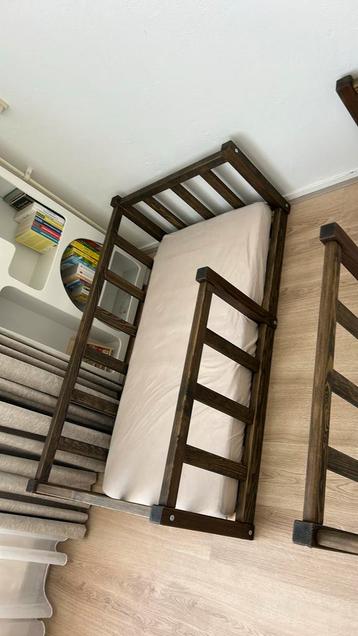 Mooie ledikant, nog 1 beschikbaar. Met matras en beddengoed beschikbaar voor biedingen