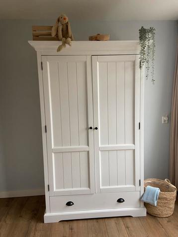 Complete landelijke kinderkamer (ledikant, commode en kast) beschikbaar voor biedingen