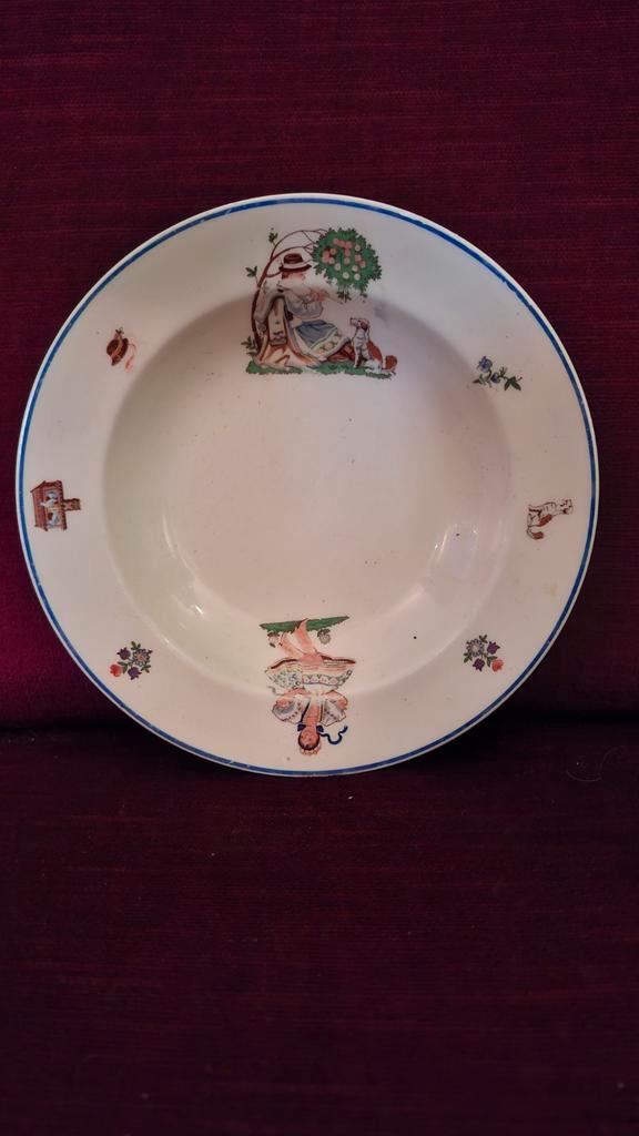 Societe Ceramique Kinderbord - Hongaars Sprookje, Antiek en Kunst, Antiek | Schalen, Ophalen of Verzenden