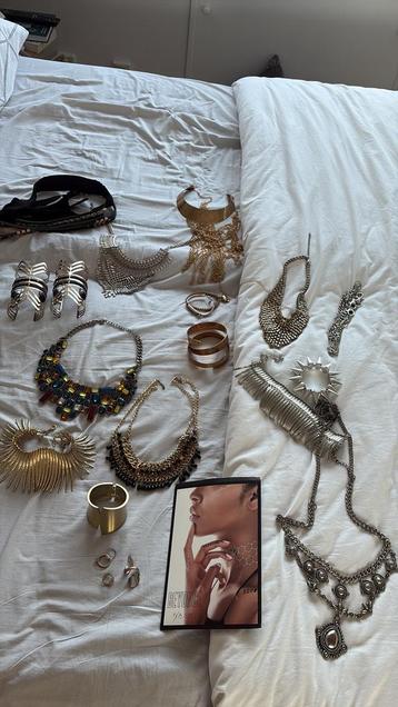 Hele grote set sieraden beschikbaar voor biedingen