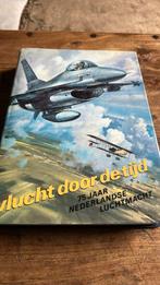 Vlucht door de tijd - 75 jaar Nederlandse luchtmacht, Boeken, Vervoer en Transport, Ophalen of Verzenden, Zo goed als nieuw