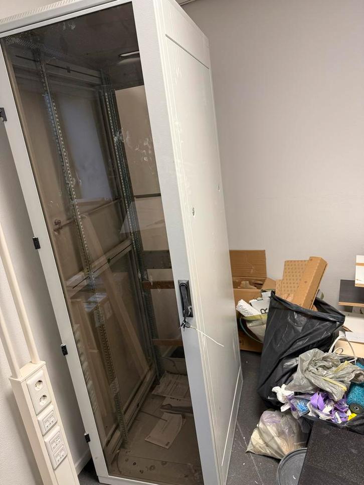 Afsluitbare IJzeren Kast - Zeer Stevig, Computers en Software, Serverkasten, Gebruikt, Glas, Plaatstaal, Ophalen of Verzenden