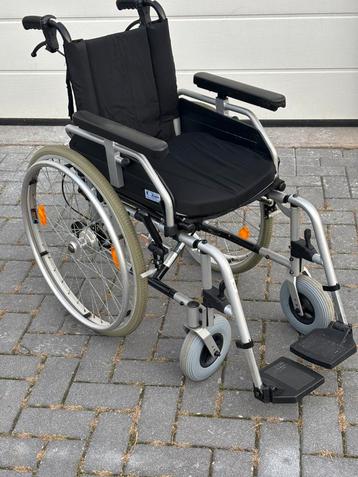 Smalle rolstoel geschikt vanaf ongeveer 10-12 jaar beschikbaar voor biedingen