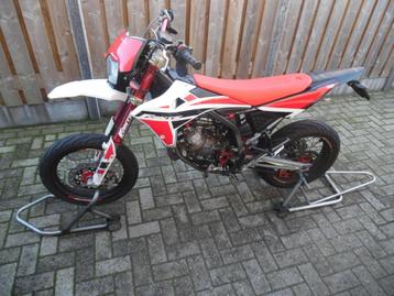 Bokken brommer/scooter veilig weg te zetten bij bandenwissel beschikbaar voor biedingen