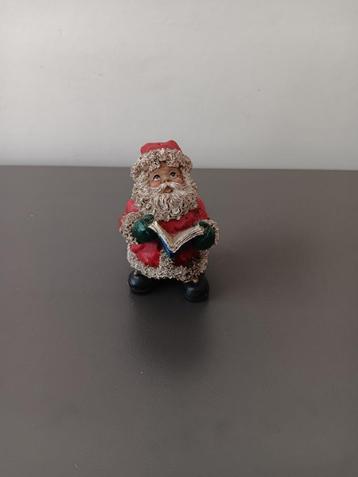 Kerstman beeldje met boek – 6,5 cm beschikbaar voor biedingen