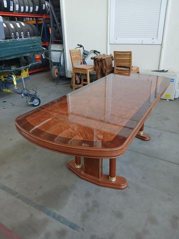 Klassieke eettafel met ingelegd motief beschikbaar voor biedingen