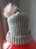S Leuke muts beige met imitatiebont pompon lekker warm acryl, Zara, Nieuw, Ophalen of Verzenden, Maat 36 (S)