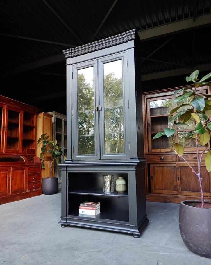 Hoge zwarte Vitrinekast | Buffetkast | Boekenkast | #2337, Huis en Inrichting, Kasten | Buffetkasten, Gebruikt, 200 cm of meer
