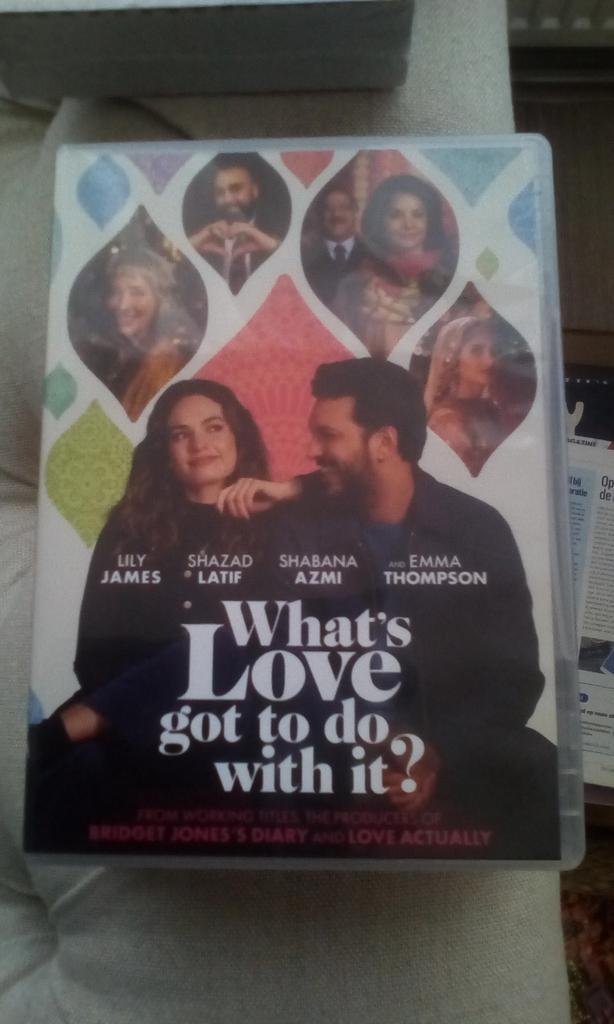 Dvd What's Love got to do with it Lily James Shazad Latif, Cd's en Dvd's, Dvd's | Komedie, Zo goed als nieuw, Romantische komedie