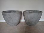 Twee grijze ovalen betonnen bloempotten, Tuin en Terras, Bloempotten, 40 cm of meer, Zo goed als nieuw, Overige vormen, Aardewerk