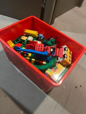Grote bak Duplo beschikbaar voor biedingen