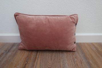 Sierkussen velvet roze 30 x 50 cm met knopen beschikbaar voor biedingen